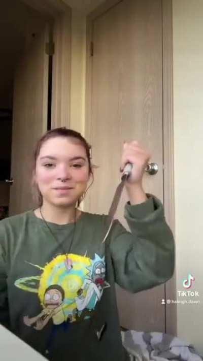 Tiktoker tried to take a cool of her playing with a knife