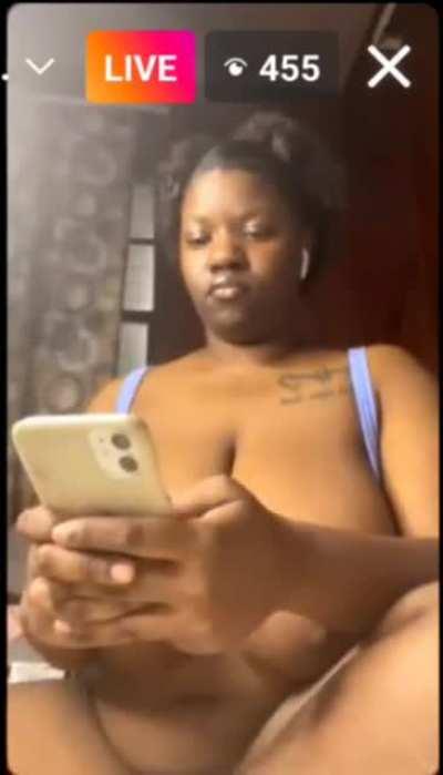 She got big hands and titties