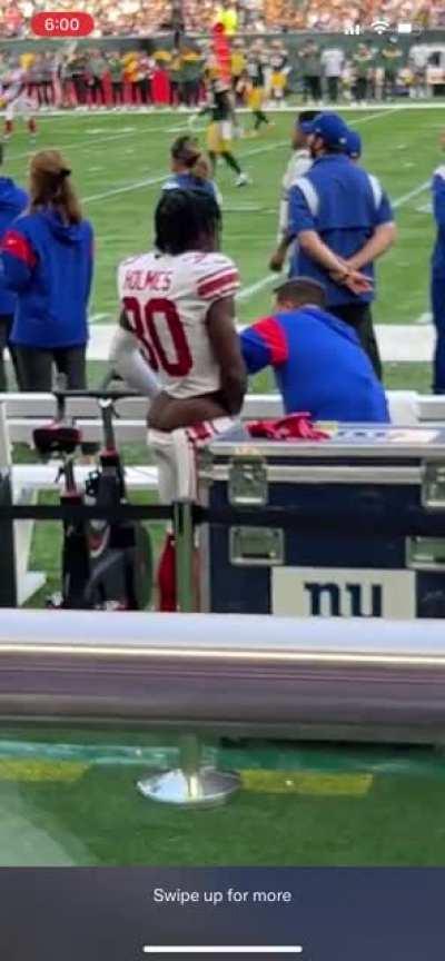 What is happening on the NY Giants sideline 😂
