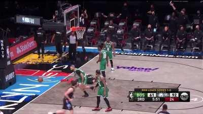 [Highlight] Blake Griffin throws down a thunderous dunk