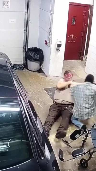 The thief try to snatch officers gun while being transported from jail to court