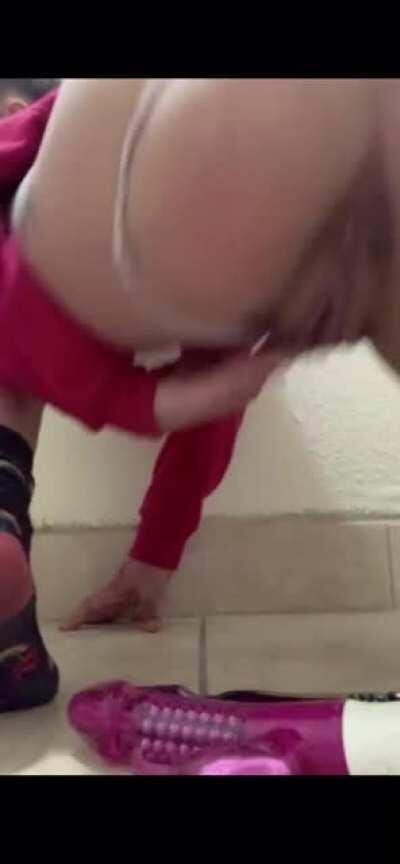 Lmao we kept trying to tell this hoe she had toilet paper in her ass but she wouldn’t listen 🤷🏾‍♂️🤦🏽‍♂️🤣