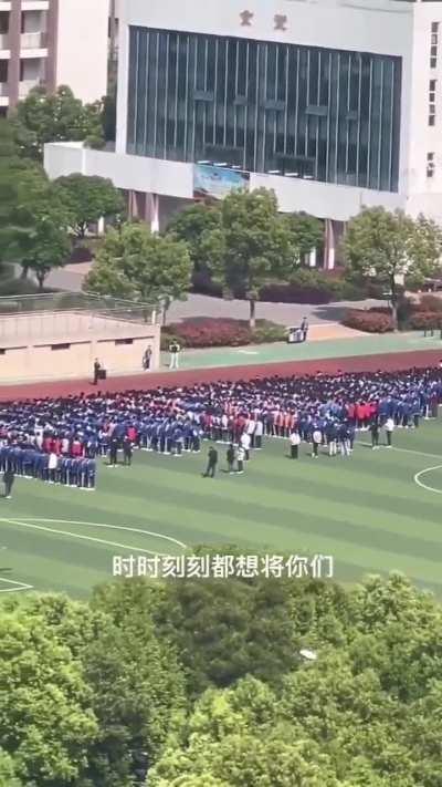 【登峰造极的洗脑教育】教育部规定的，小学每周一早上开全体学生大会，老师要大声控诉美帝，如同以前的定期政治思想早请示晚汇报和讲忆苦思甜😎