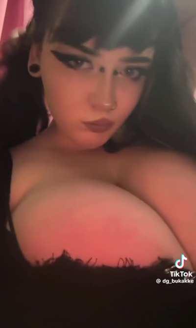 @dg_bukakke bursting out goth tits