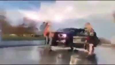 Kanye west is going on a worker strike 😳