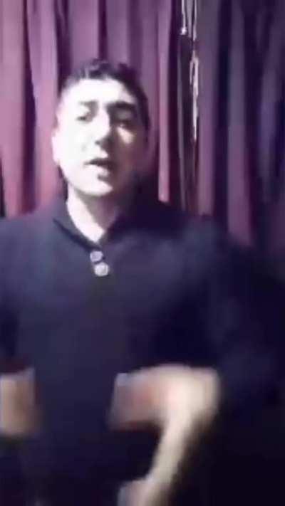 Trabajador de la construcción canta la posta.