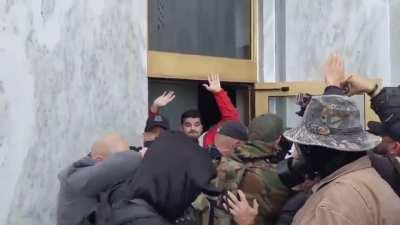 Police reinforcements arrive to clear rightwing protesters out of Oregon state capitol, scuffle ensues