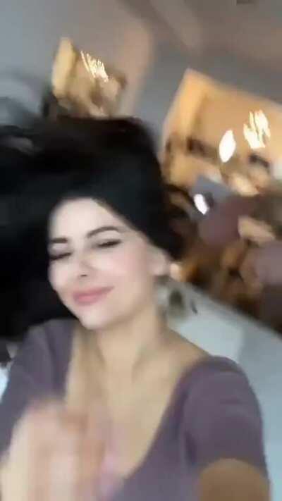 Hottie in cute skirt 👌🙌