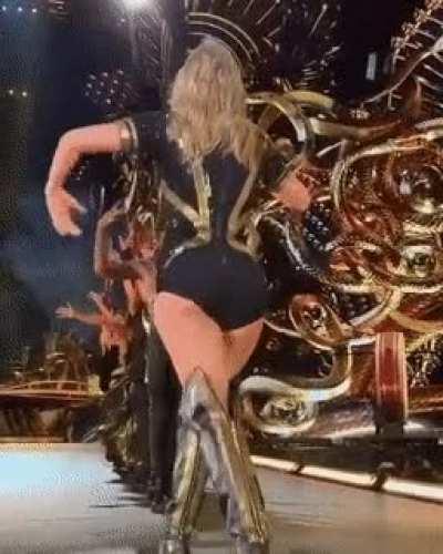oh man! Taylor Swift's ass and legs