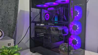 Help !! Gpu starts flashing red when in use.