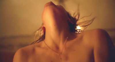 Elisabeth Moss bouncing boobs in The Square (2017)