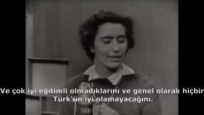 1958 Yılında &ouml;ğrenci değişim programı ile Amerika'ya gelen &ouml;ğrencileri bir araya getirerek farklı konularda birbirleri ile tartıştırıyorlar. Bu b&ouml;l&uuml;mde T&uuml;rk ve Yunan komitesi bir araya geliyor. T&uuml;rk &ouml;ğrenci &Ouml;nder G&uuml;ler toksik Yunan &ouml;ğrenciye acımıyor.