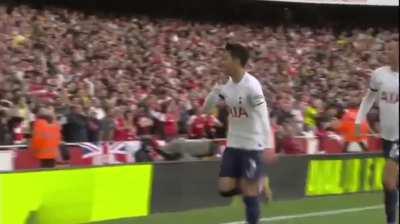 Ramsdale Applauds Spurs goals. Classy touch 👏👏👏