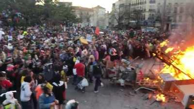 Marseille carnival protesters dance around the fire while chanting slogans against retirement reform (@RicardParreir)