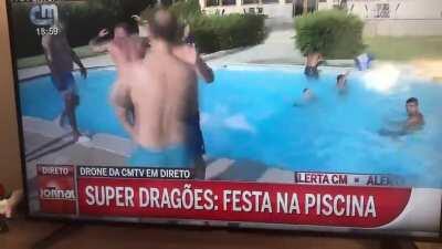 Reporter da CMTV empurrado para piscina pelos Super Dragões em direto