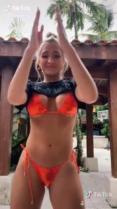 If only she stayed turned around 😤