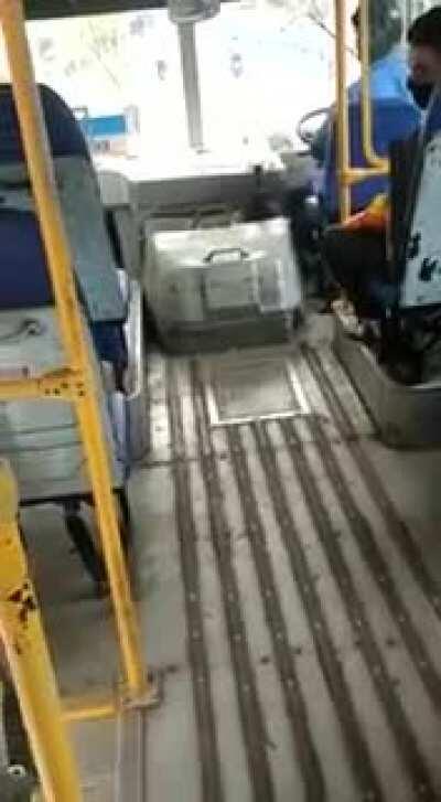 সামাজিক দূরত্ব বজায় রাখেনি, ওকে কি গ্রেফতার করা হবে ?