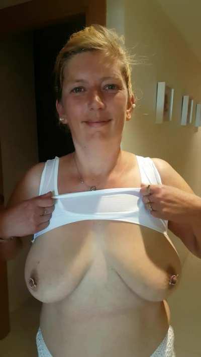 [49] MILF Tittie Drop for you!