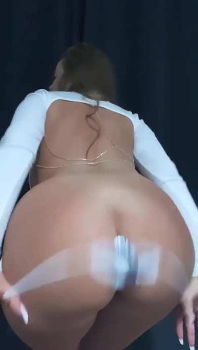 Let Me Reveal My Juicy Ass For You [OC]