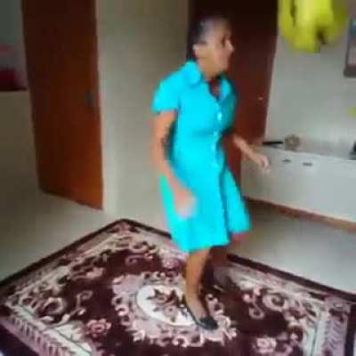 vózinha mandando ver no controle, de salto, e ainda tira uma onda