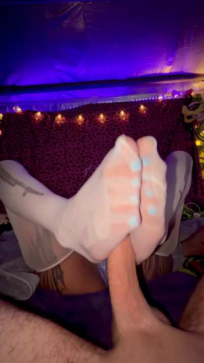 I can’t stop giving him footjobs oc