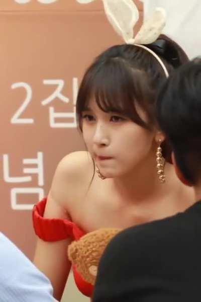 DTNA Mina lip-bite + blep