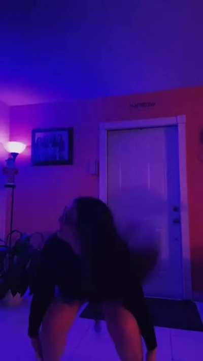 just love to twerk my ass