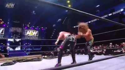 Kenny Omega VS Joey Janela lights out match om AEW Dark