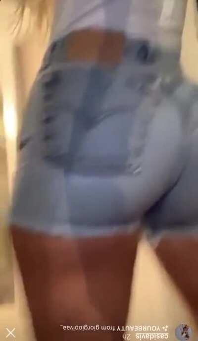 In love with her perfect chunky ass.