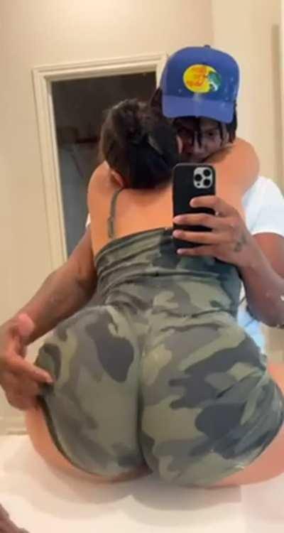 Me and sis was taking pics then she started flaunting tht booty 😍