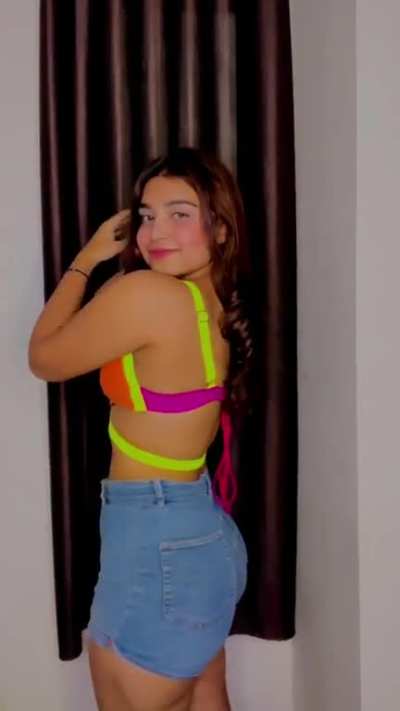 The way she flaunt her thick ass🤤