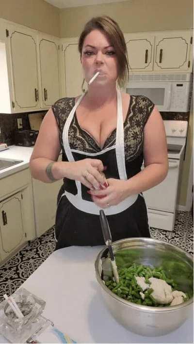 Mom's making Thanksgiving Dinner