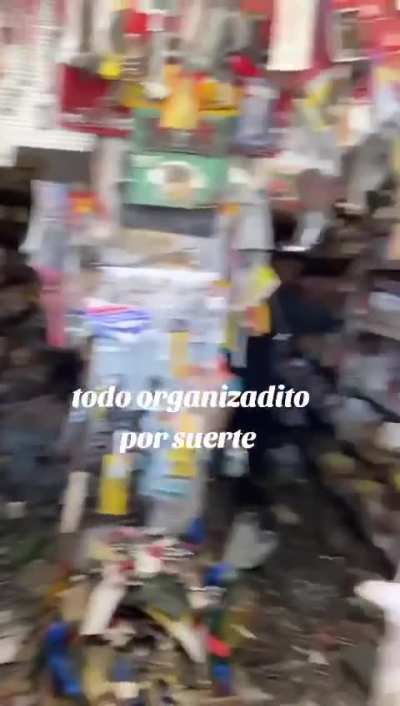 Ferretero veterano de Mar del Plata es celebre por saber dónde tiene cada cosa a pesar del despelote