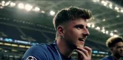 Mason Mount Recreates the Iconic Drogba Celebration!