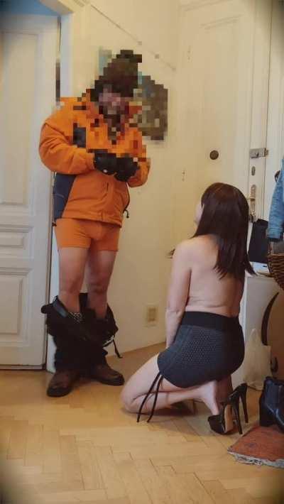 Slutwife Blowing the Pizza Guy on Cam 🍕 [f][51, mom of 1]