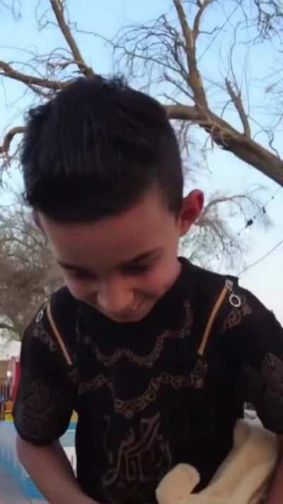 Iraqi kid offers free coffee to American tourist