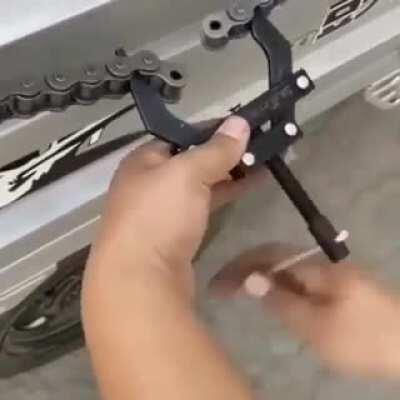 This tool to tighten and connect chain links.