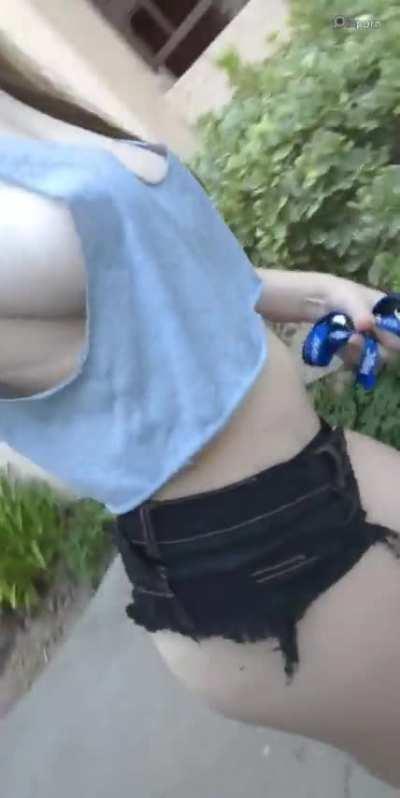 Nemá podprsenku a na co ..