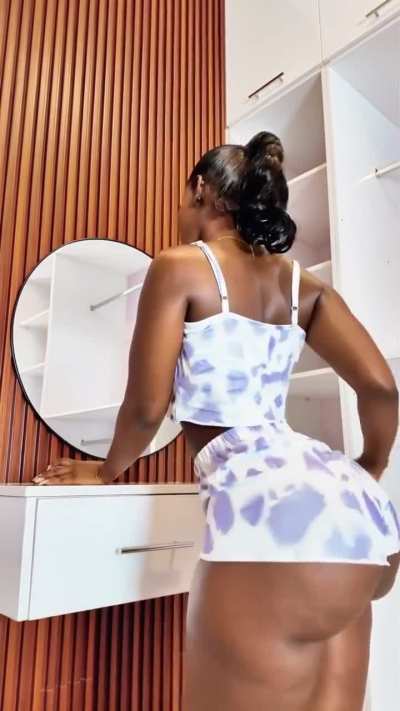 what do you even call this type 😩 [Ariana]