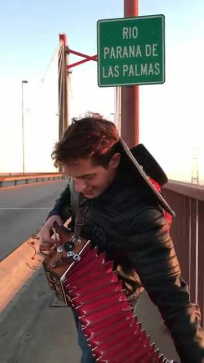 Para los rediturros que les gusta el folcklore, le dejo este crack del acordeón, Tomás Zacarías.