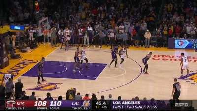 [Highlight] Russell Westbrook with back to back buckets to give Lakers a 2 point lead!