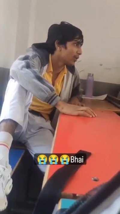 ye momos khane ki dabane ki baat kr rha par yar ye kis lvl ki besharmi h bhai