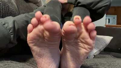 I can grab your whole face with this toe spread.
