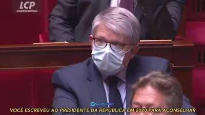 No parlamento francês, o primeiro ministro do país cita o Brasil como exemplo de que a hidroxicloroquina não funciona contra a Covid-19 e anuncia a restrição de voos vindo do país. Ao falar do remédio, arrancou risadas dos colegas. Ao falar da restrição, 