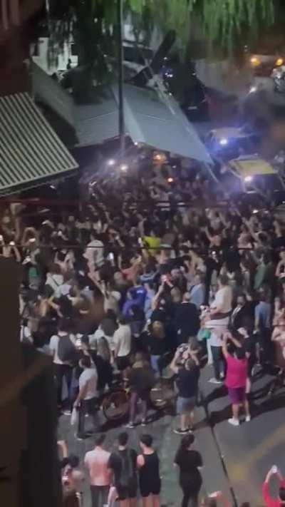 Messi y su familia tratando de cenar tranquilos en Palermo.