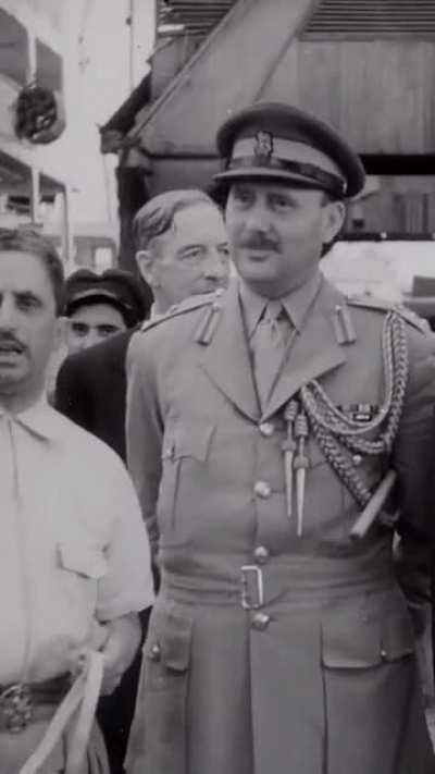 Perón envía a Inglaterra a Rosita y Penicilina, dos petisas de Polo, como regalo a la Reina Isabel II por su coronación. 1953. (AGN)