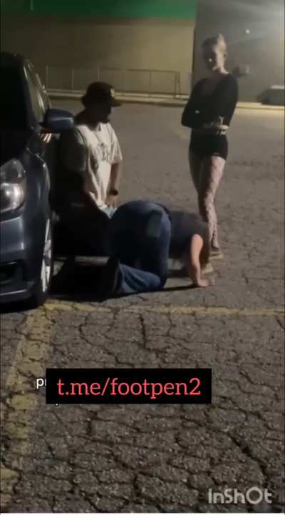 public couple feet kissers