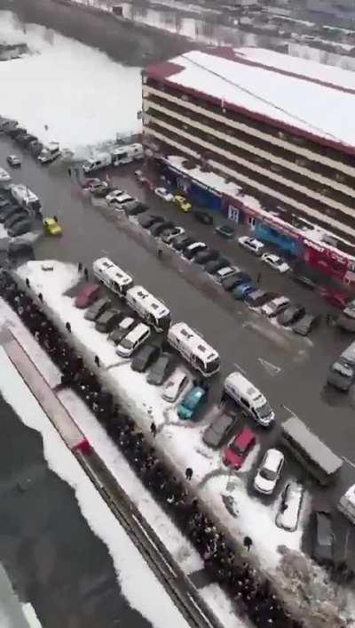 欧洲地板：纳瓦尔尼葬礼在莫斯科举行，有几千民众到场告别，十里长街送纳瓦尔尼👍