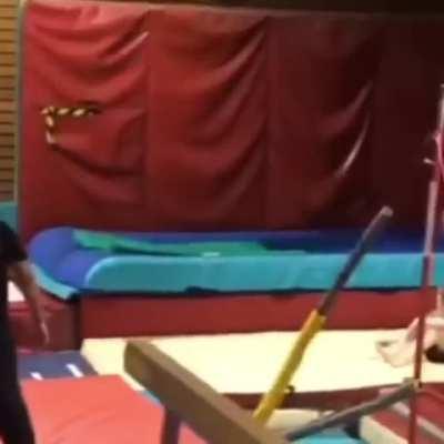 Прошу жюри оценить исполнение и выставить оценки.