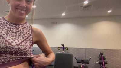 Gym boob flash before cleaning my machine 🏋️‍♀️